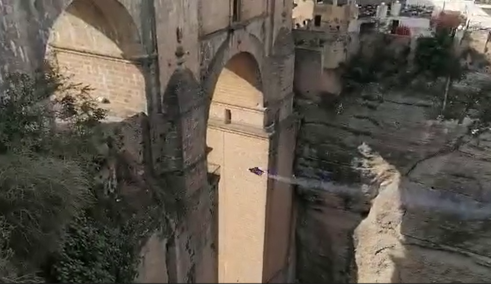 El ‘Hombre pájaro’ consigue su objetivo y atraviesa el Puente Nuevo por el arco central