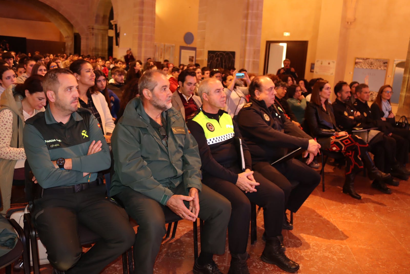 Autoridades y escolares rondeños han asistido a la primera conferencia.