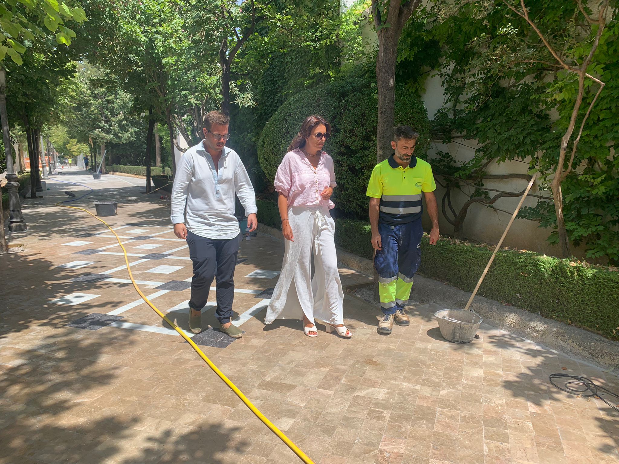 La alcaldesa supervisando los trabajos de remodelación de la Alameda del Tajo.