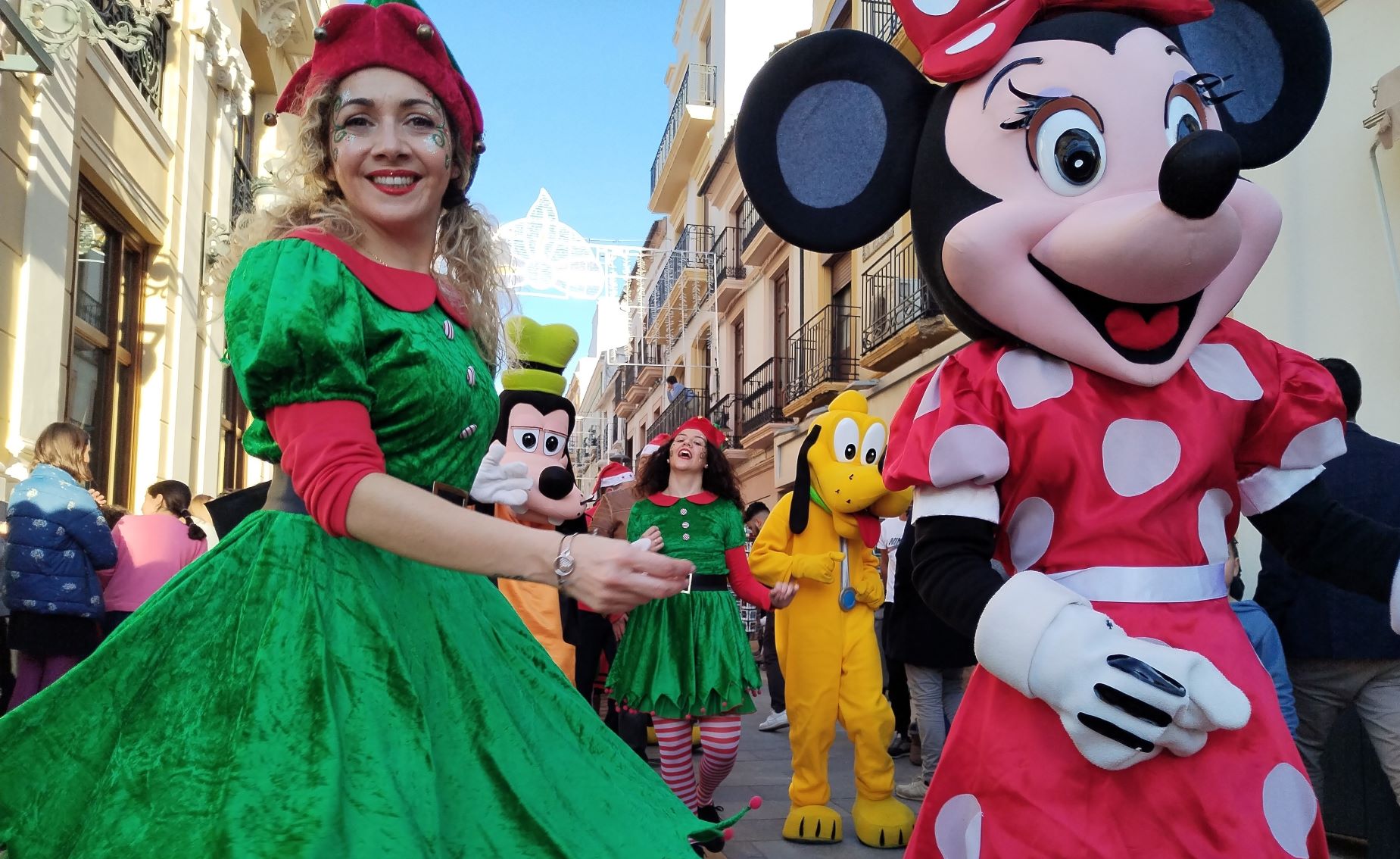 Personajes de Disney han participado en el pasacalles.