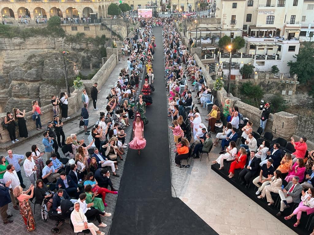 El Puente Nuevo volverá a acoger este año la pasarela de moda.