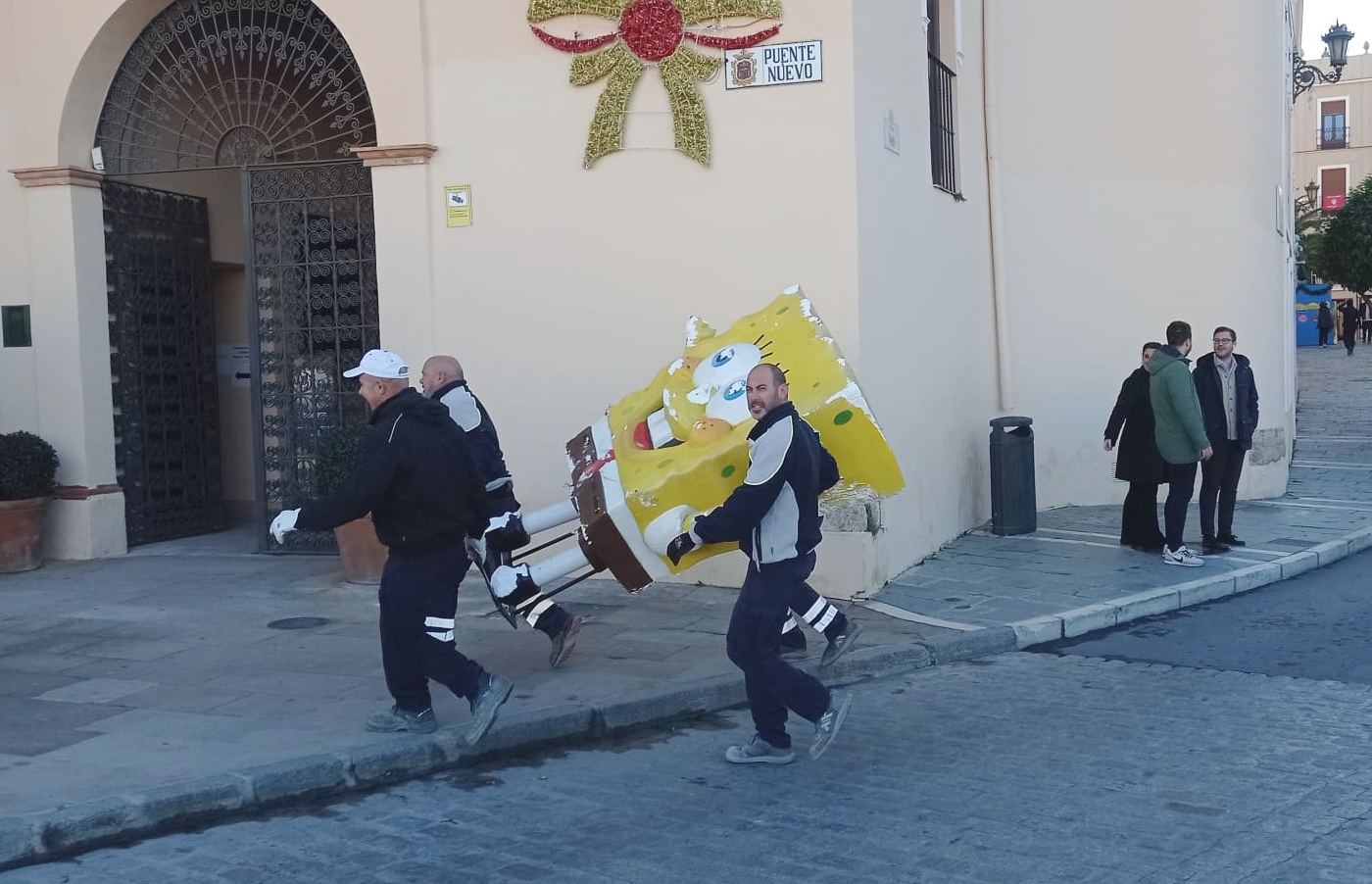 Momento en el que la figura es rescatada del fondo del Tajo.