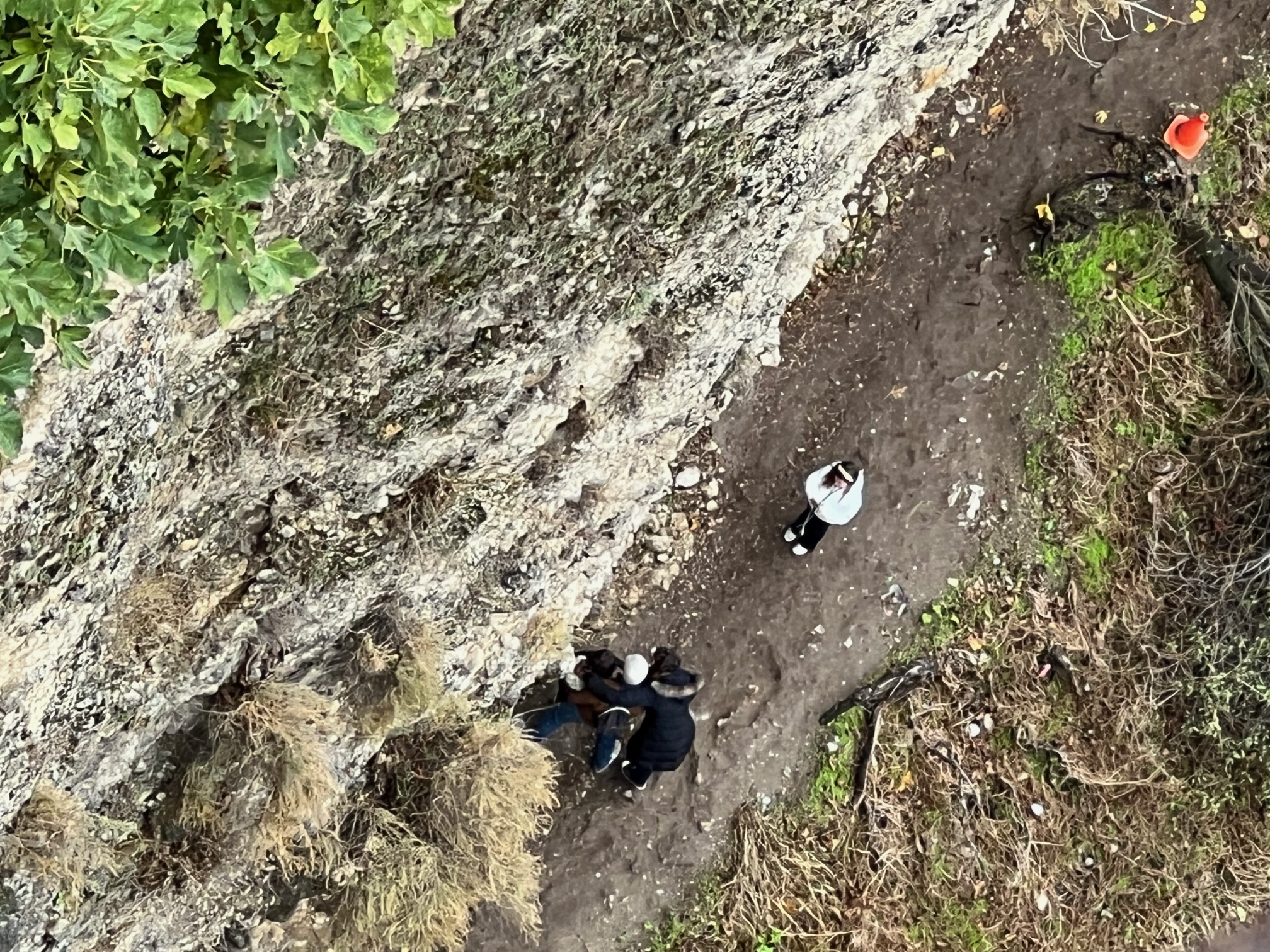 Los desprendimientos se han producido sobre el camino que conduce a la base del Puente Nuevo.