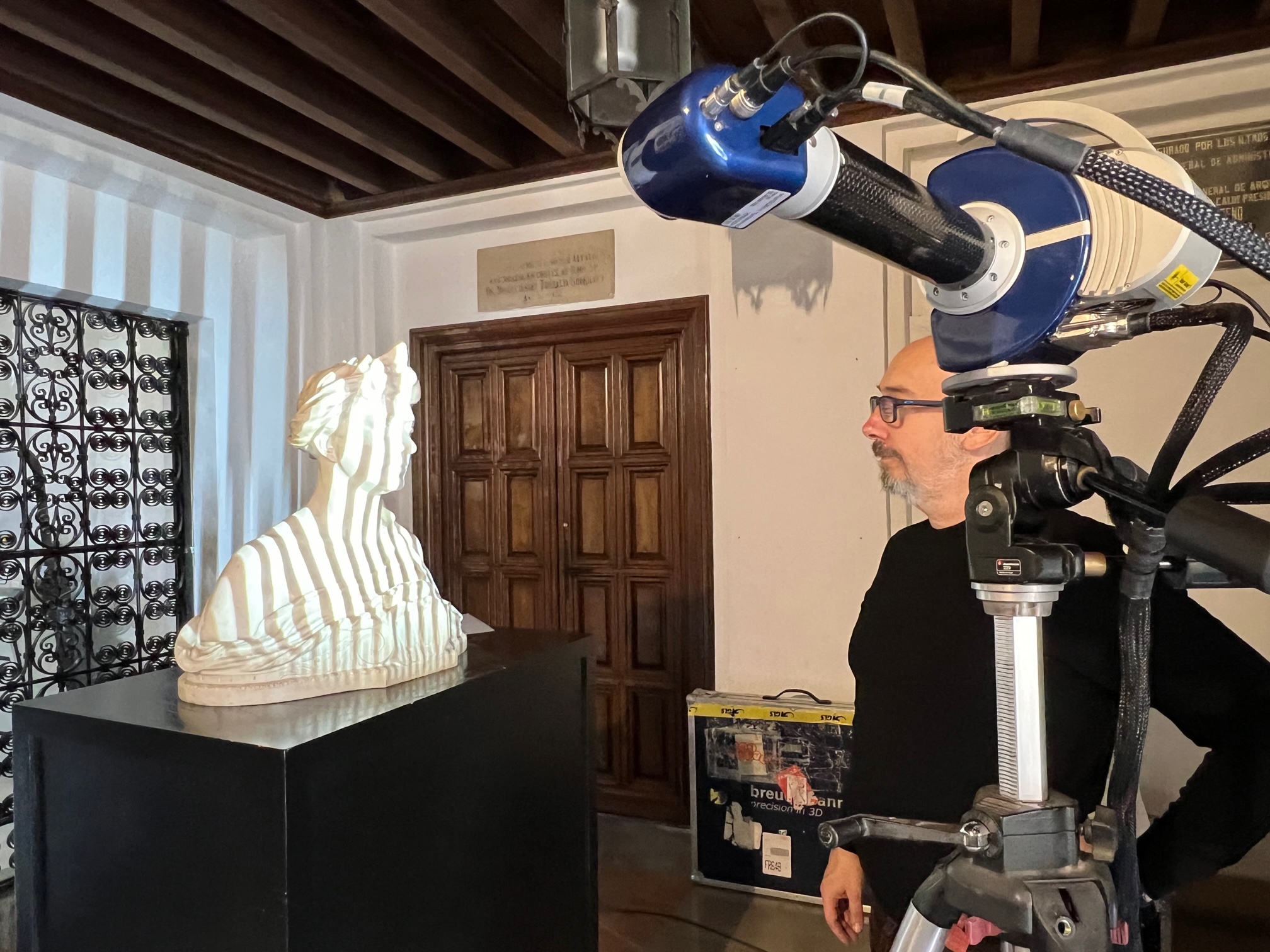 Un técnico especializado ha realizado el escáner completo del busto de la Duquesa de Parcent.