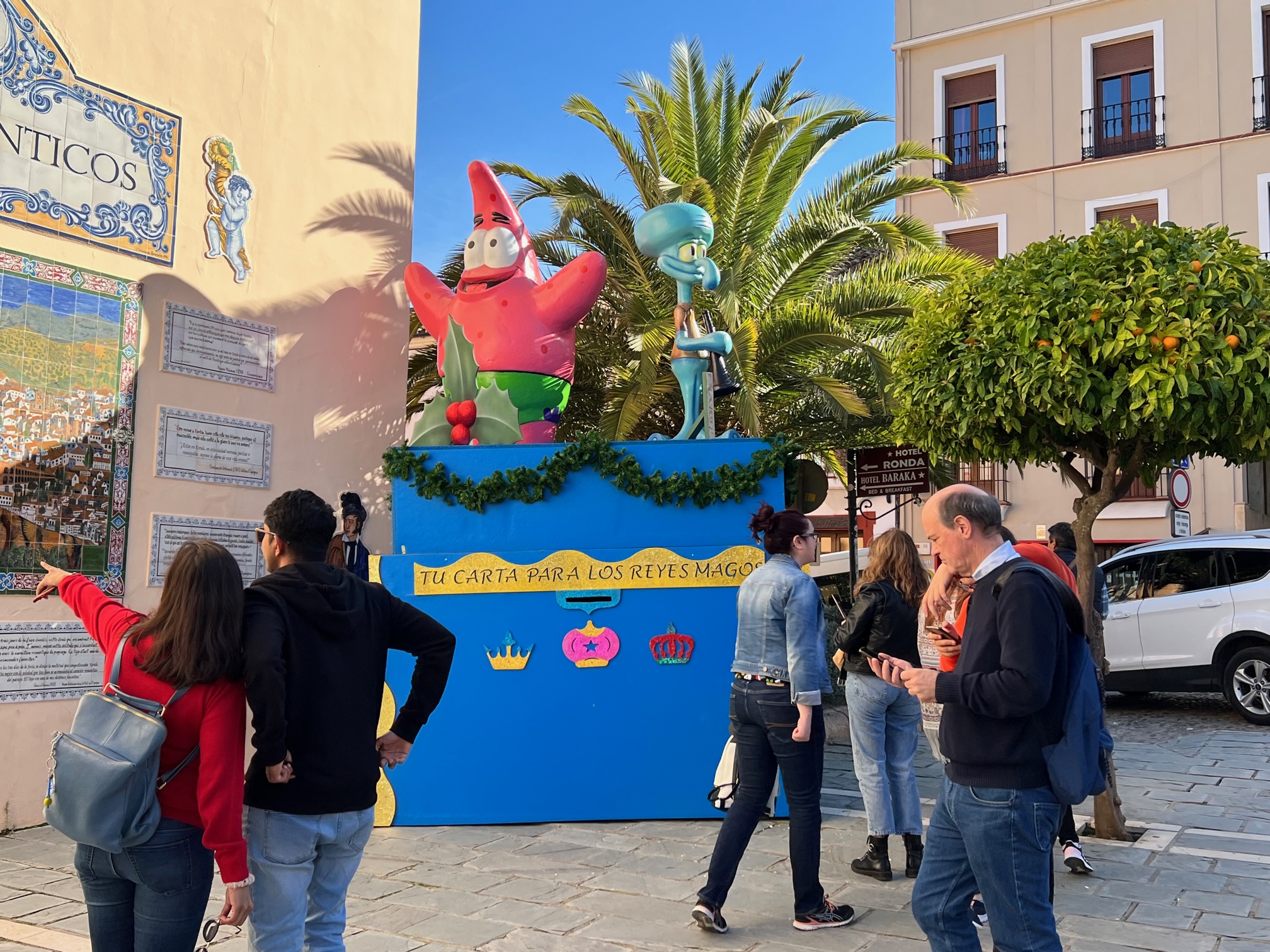 La figura de 'Bob Esponja' estaba en el buzón real situado en calle Armiñán.