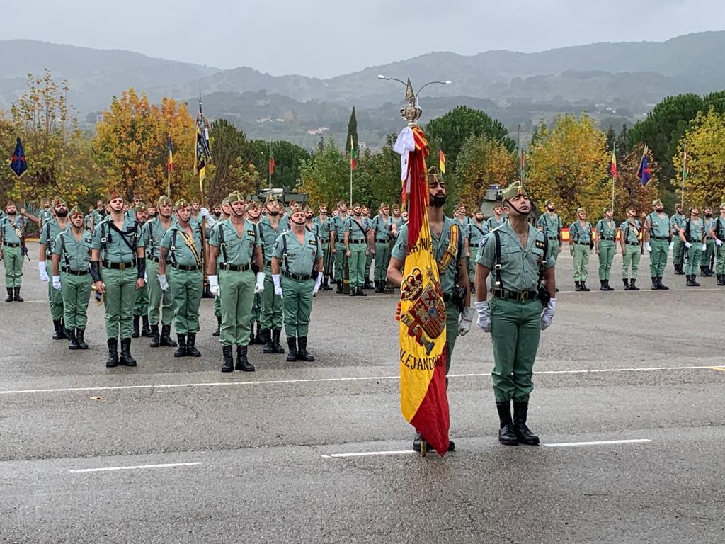 La formación de Sábado Legionario se ha desarrollado en el patio de armas pese a la persistente lluvia.