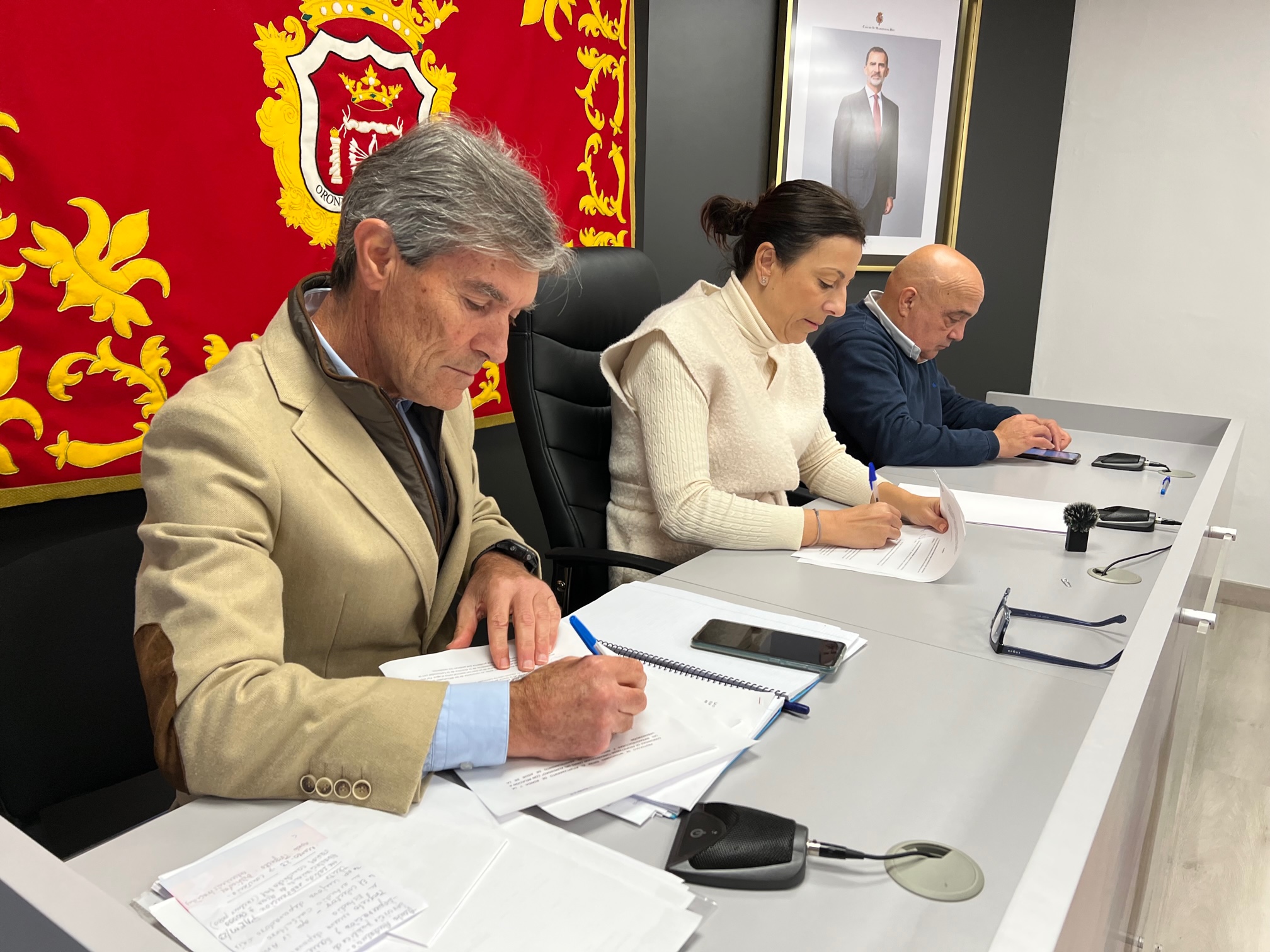 El equipo de Gobierno y la comunidad del Cerro del Almendro firman un convenio para abastecer de agua a la urbanización