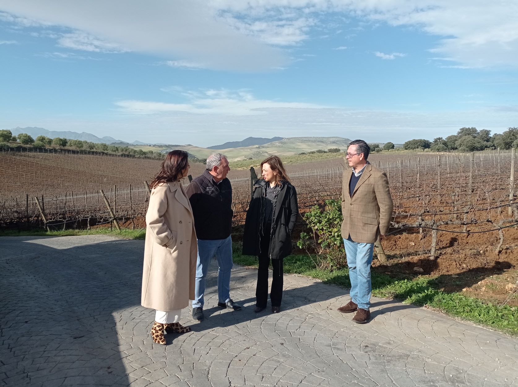La delegada del Gobierno en Málaga ha visitado la bodega de Doña Felisa.