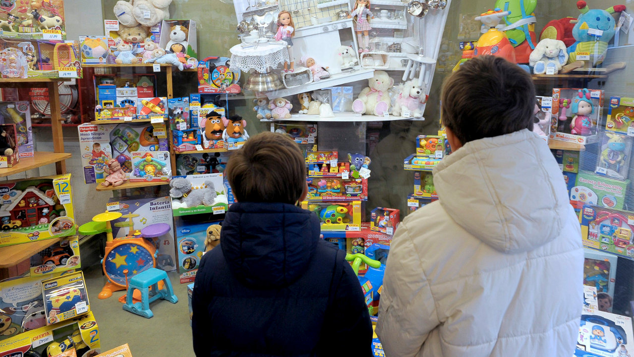 El Ayuntamiento reparte 427 cheques a familias vulnerables para alimentos, juguetes y productos deportivos