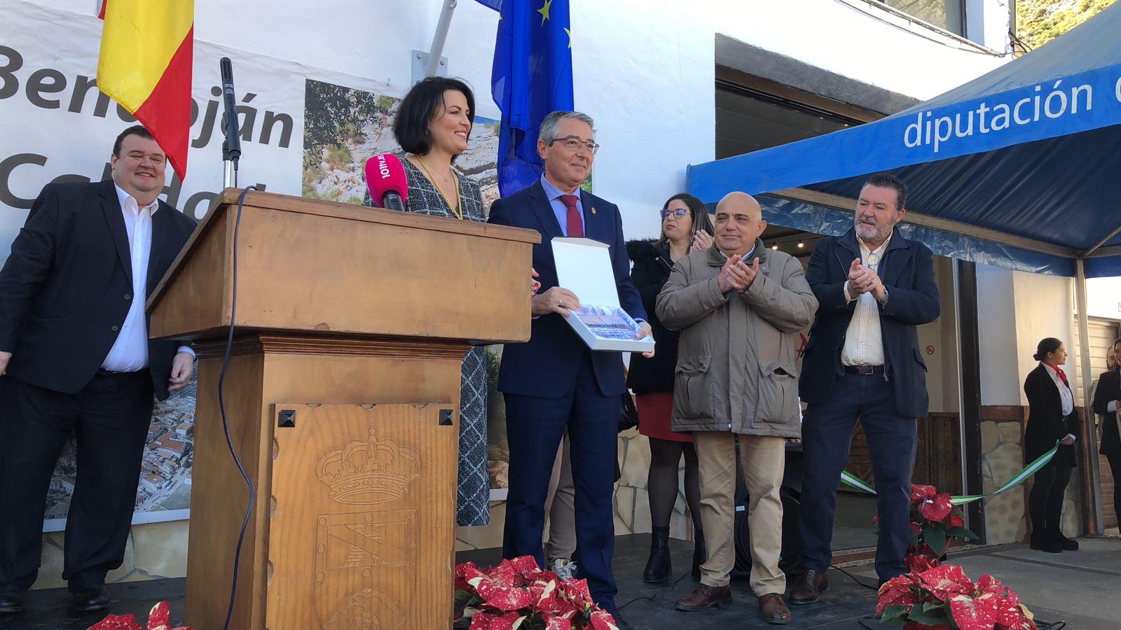El presidente de la Diputación recibió el galardón de manos de la alcaldesa.