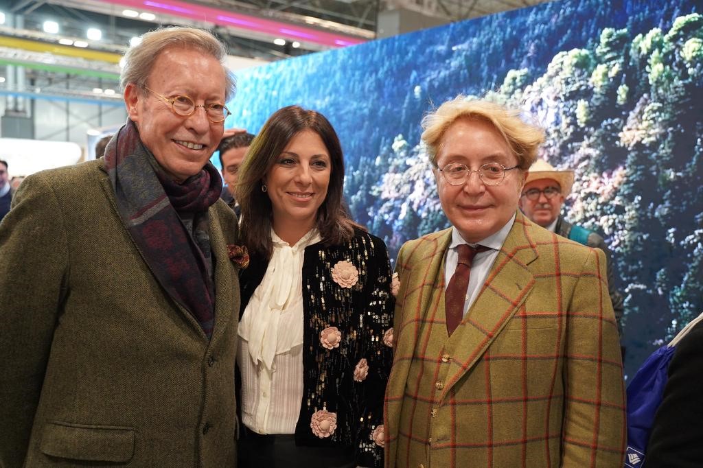 La alcaldesa con Vittorio y Luchino hoy en Fitur.