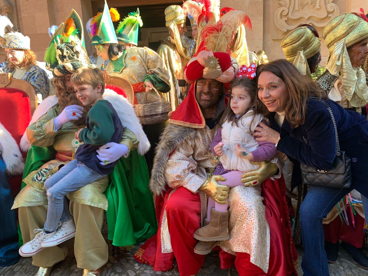 La concejal delegada de Fiestas junto a los Reyes Magos.
