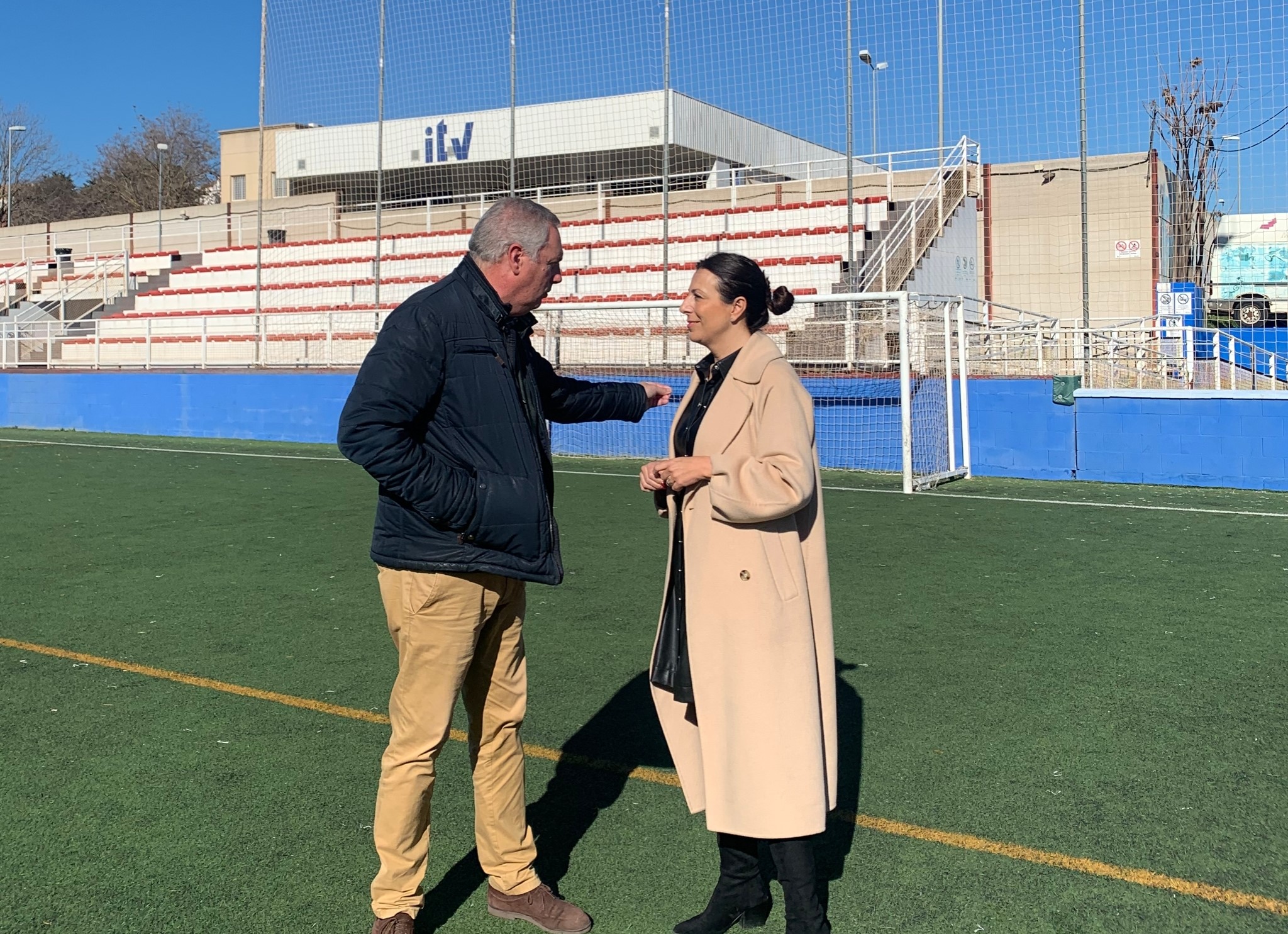 La alcaldesa junto al concejal de deportes en las instalaciones de El Fuerte.