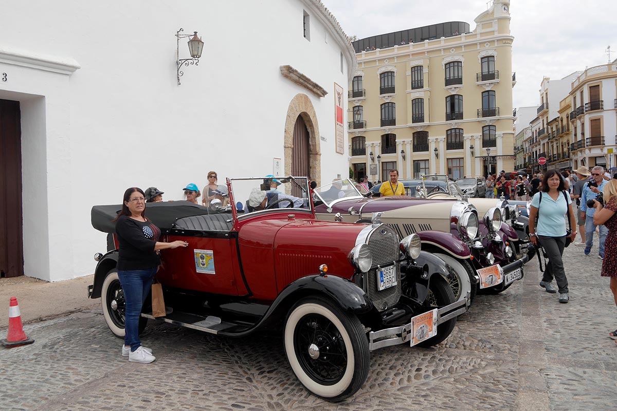Imagen de juna concentración de coches clásicos en el centro de Ronda.