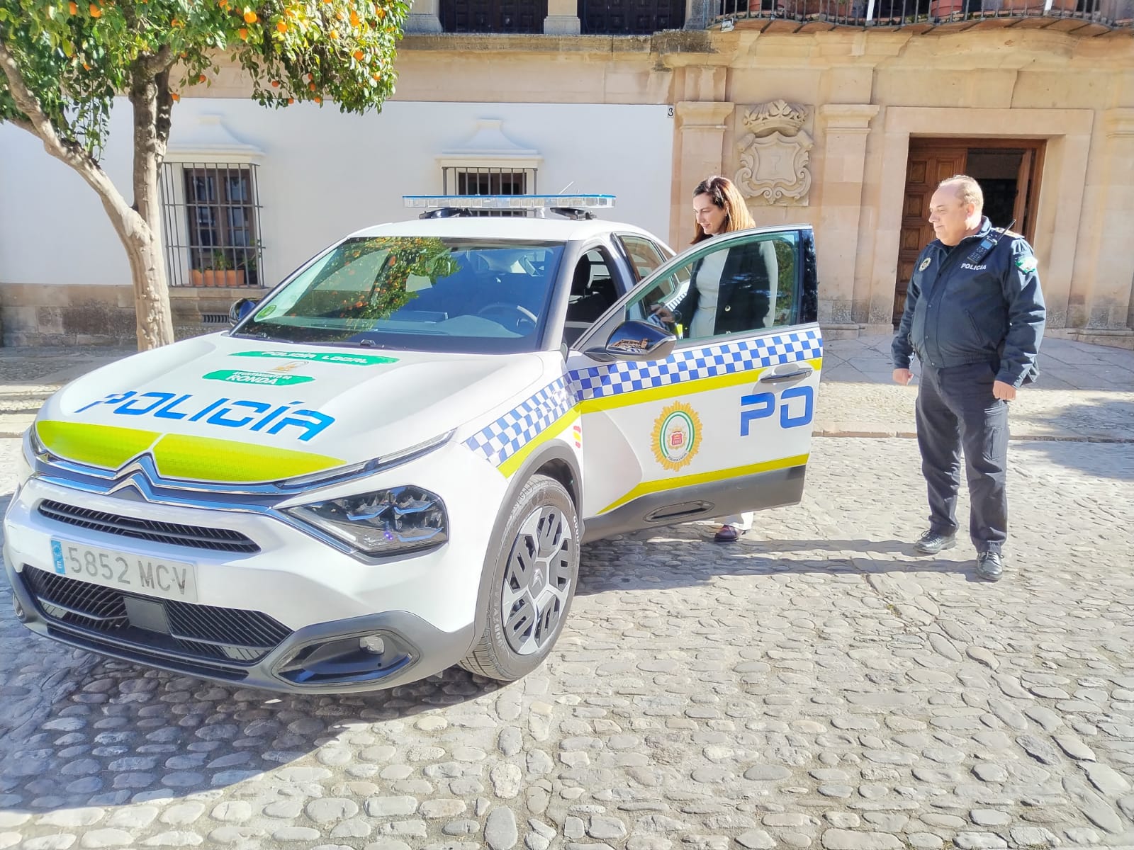 La concejal de Seguridad ha presentado el nuevo coche patrulla de la Policía Local.