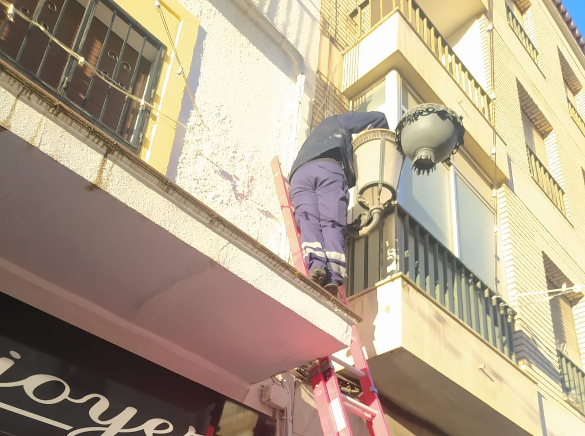 Un operario municipal cambiando la luminaria en el centro de Ronda.