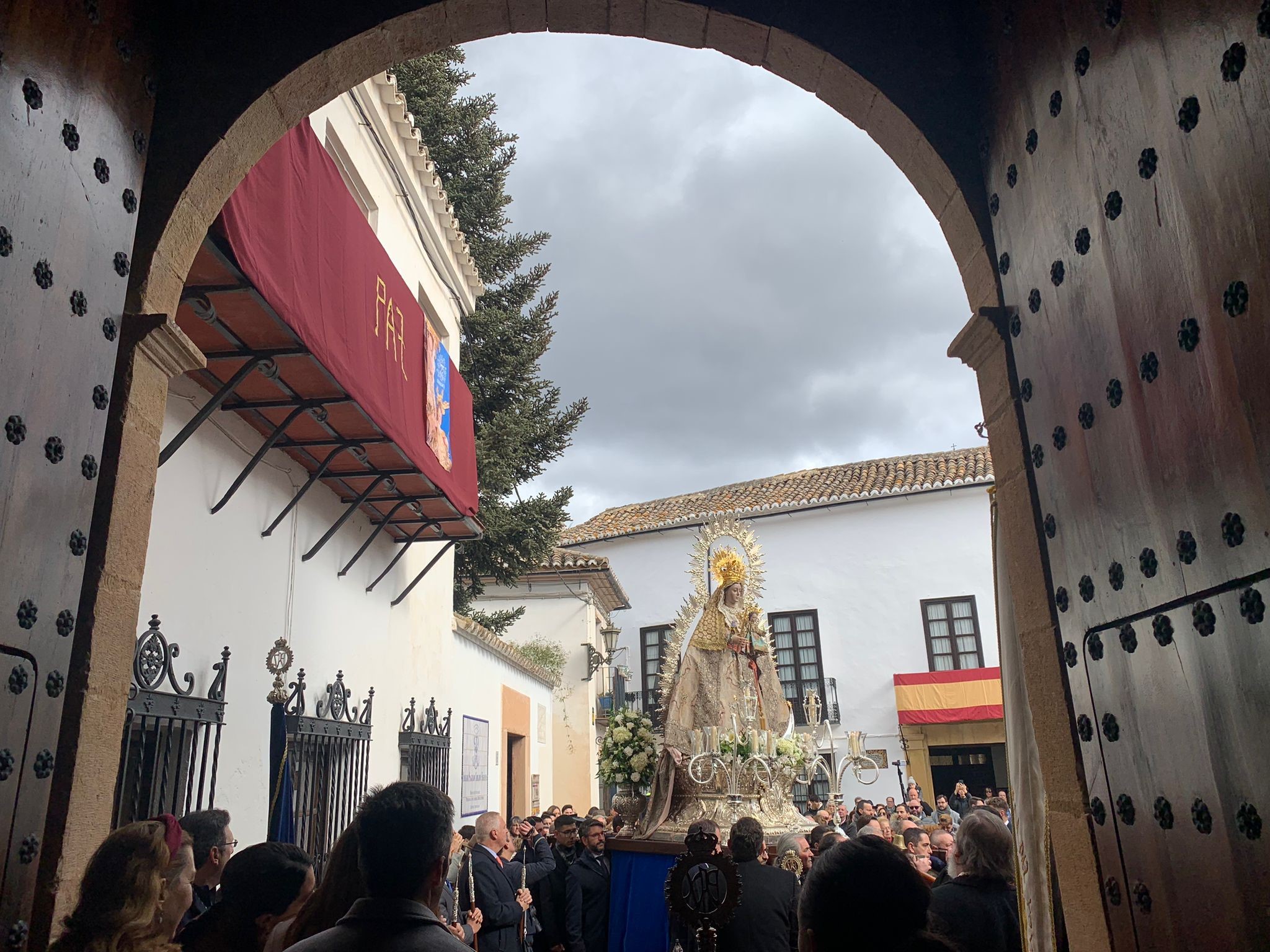 Momento en el que la pagtrona regresa a su santuario.