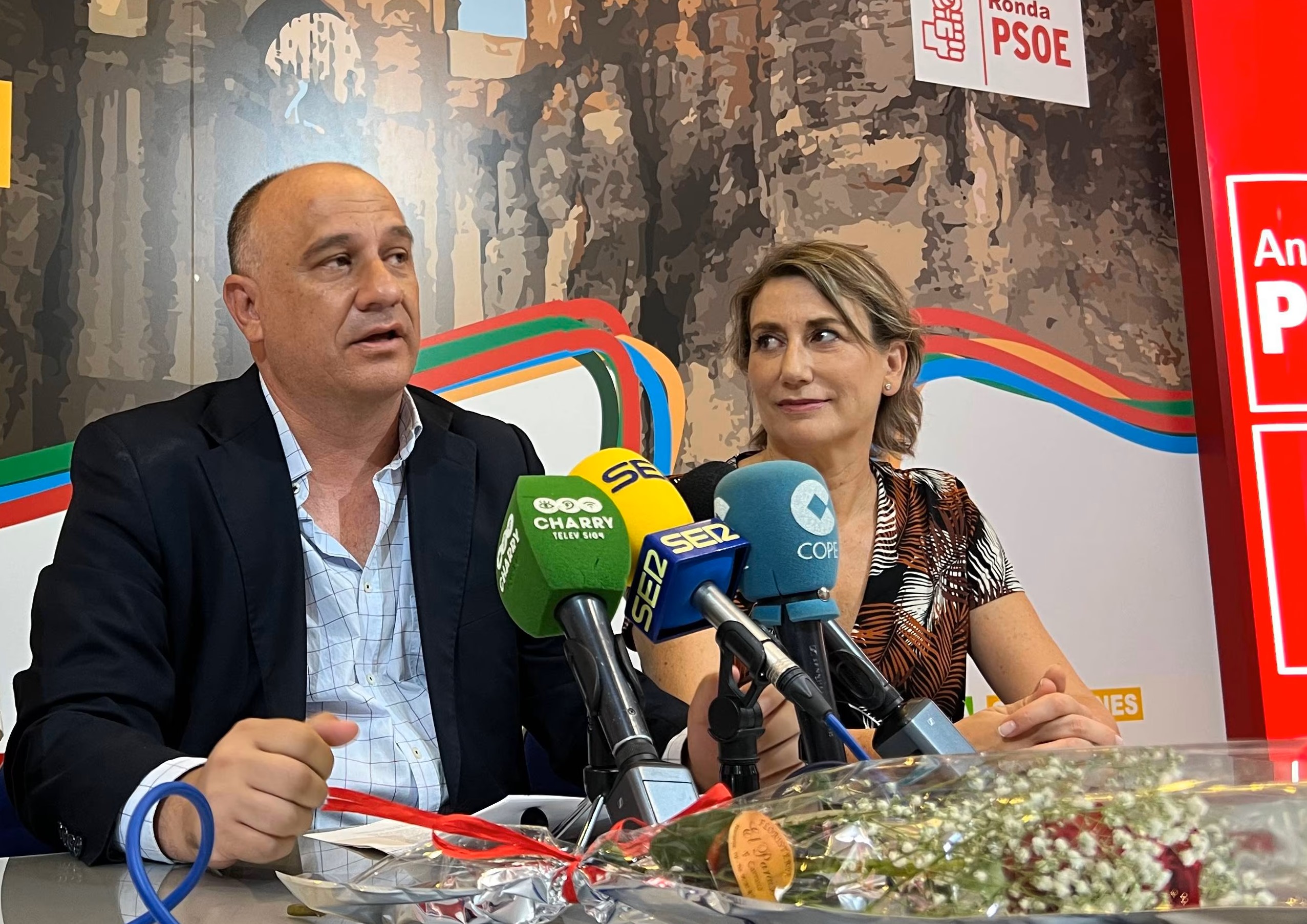 Frnacisco Cañestro junto a la parlamentaria Isabel Aguilera en una imagen de archivo.