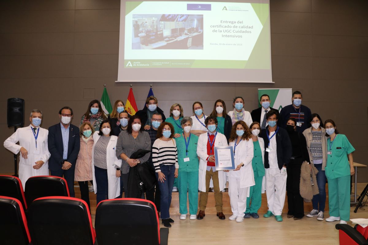 Responsables del Área Sanitaria y profesionales de la UCI del Hospital.
