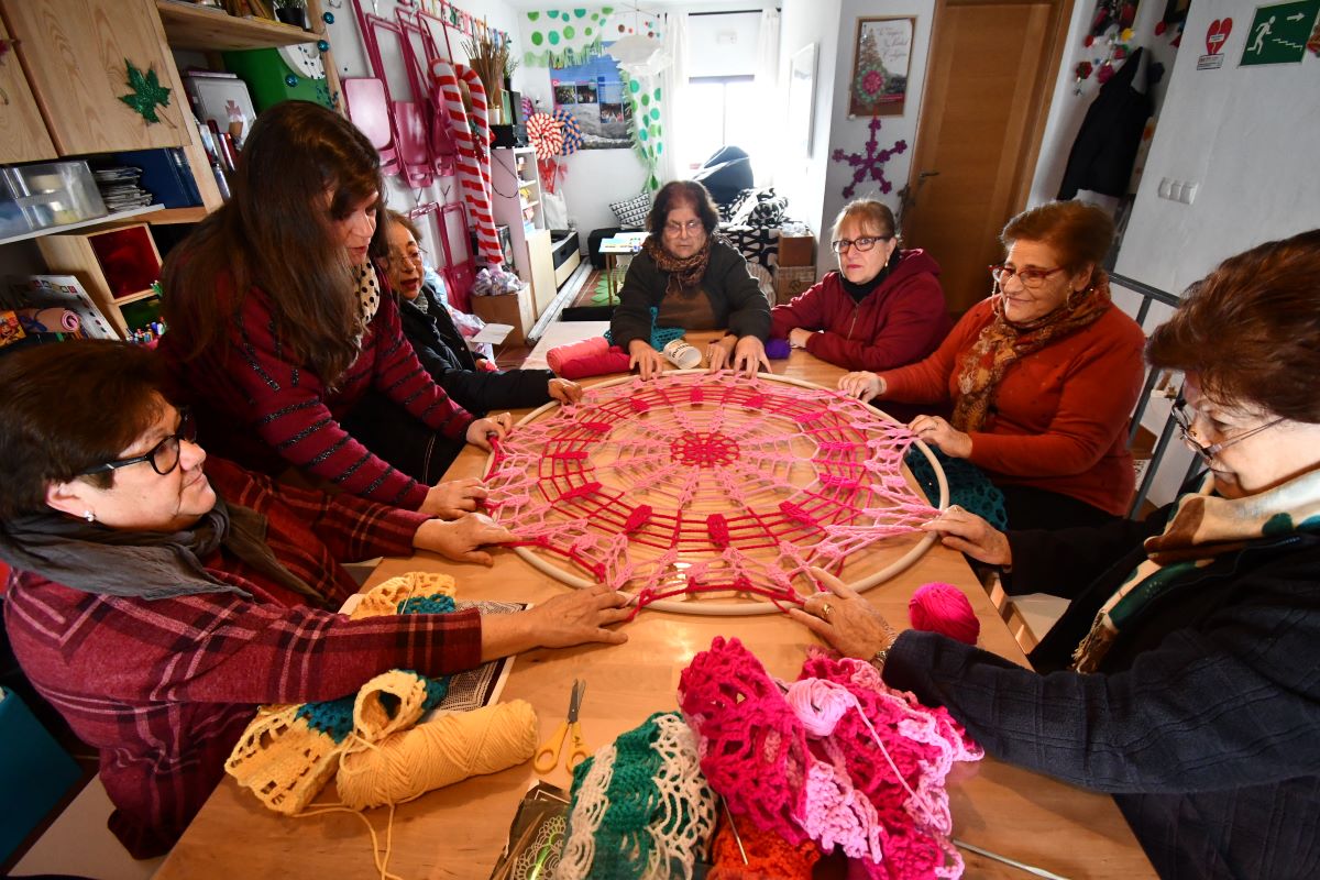 Las mujeres durante una explicación sobre las labores a realizar.