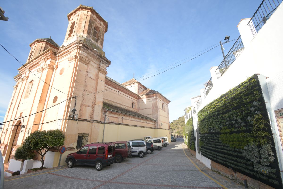Alpandeire instala un jardín vertical junto a la iglesia