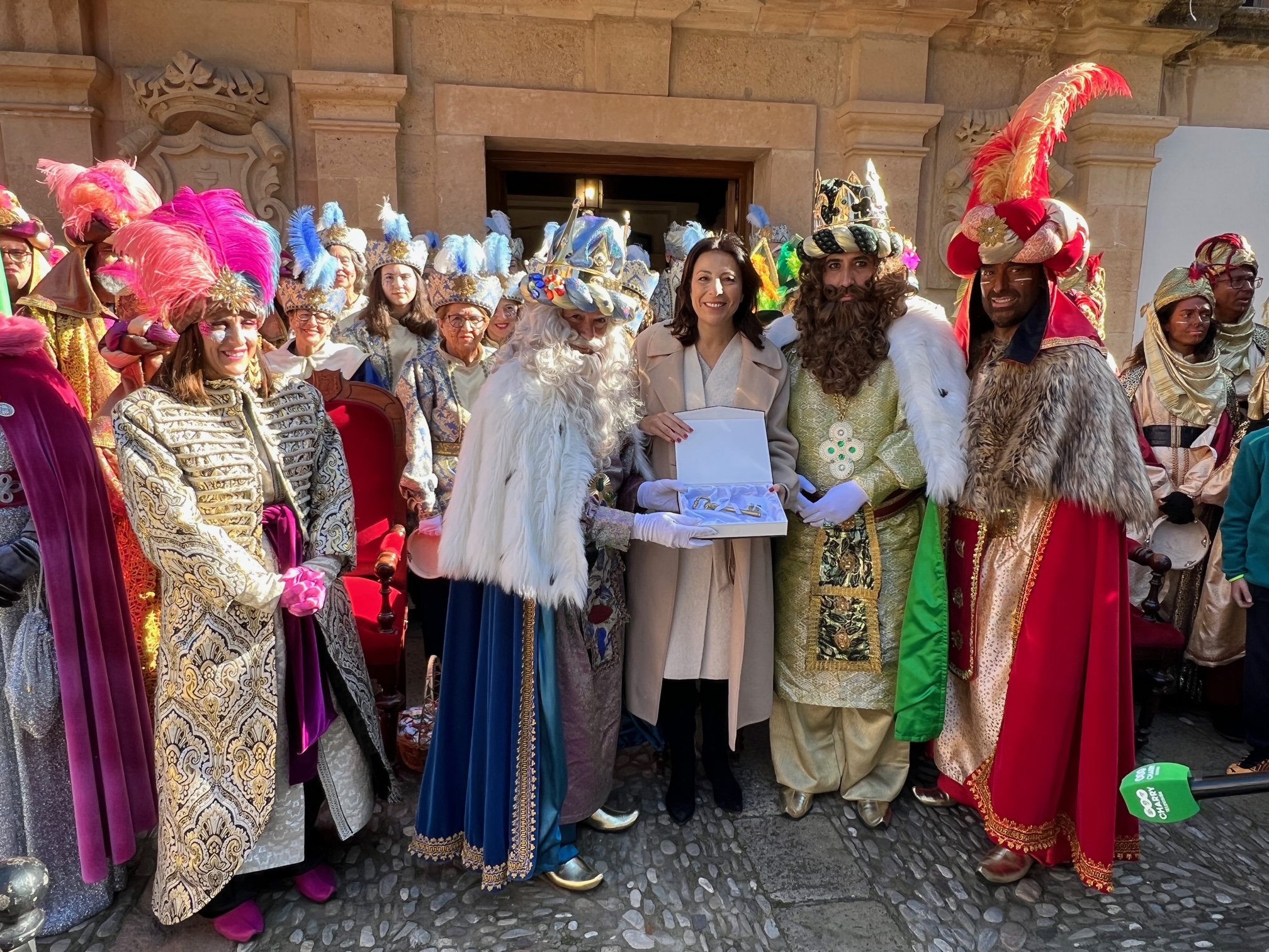 La alcaldesa ha hecho entrega de la llave de la ciudad a Sus Majestades.