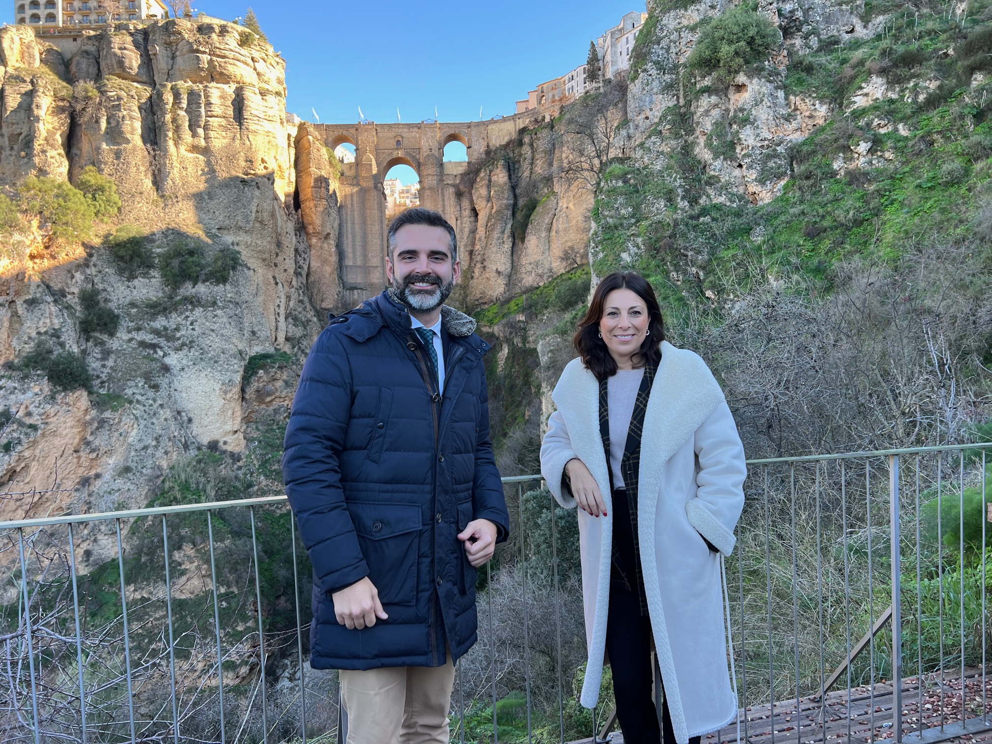La alcaldesa y el consejero de Medio Ambiente en el fondo del Tajo.