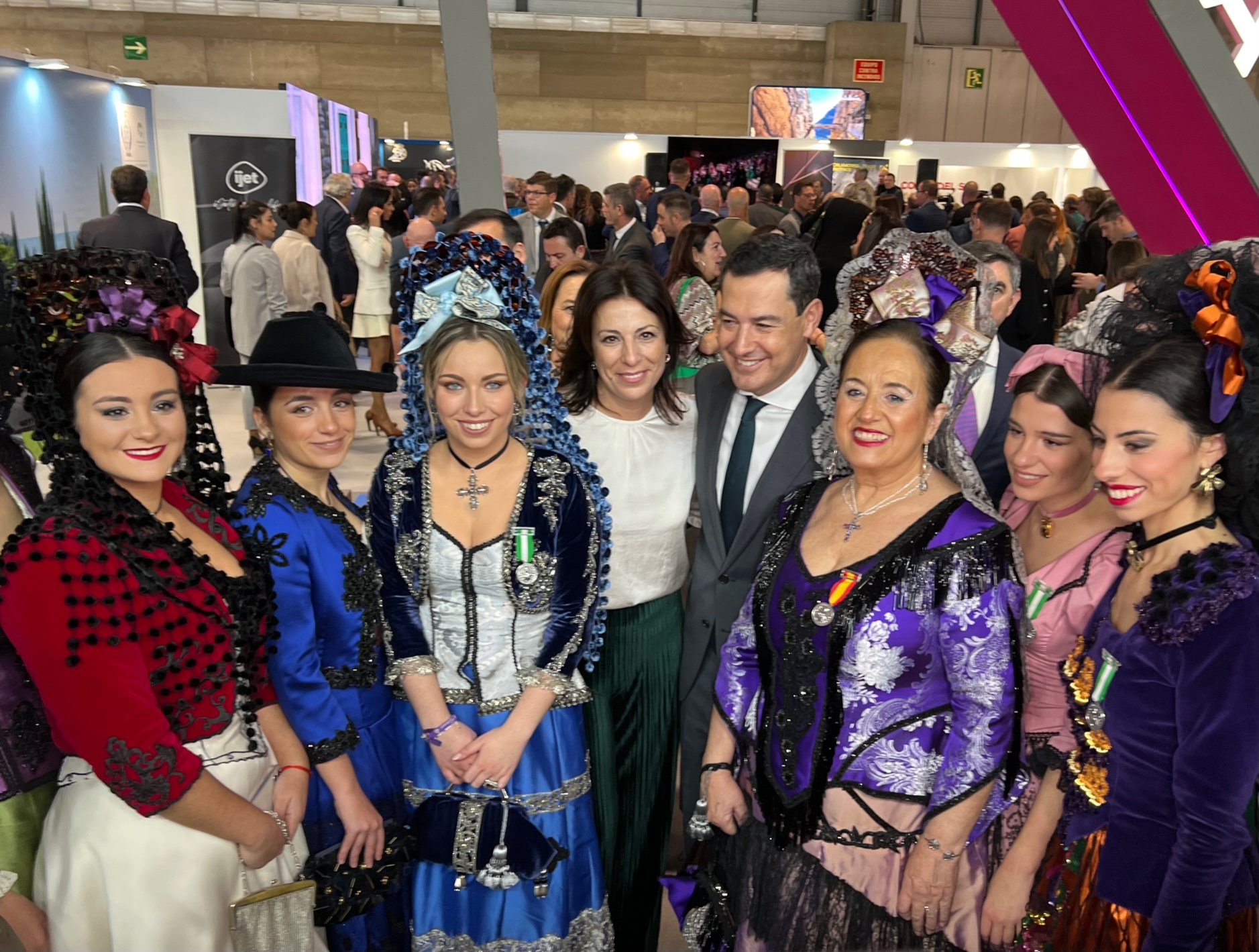 El presidente andaluz junto a la alcaldesa y a las Damas Goyescas en Fitur.
