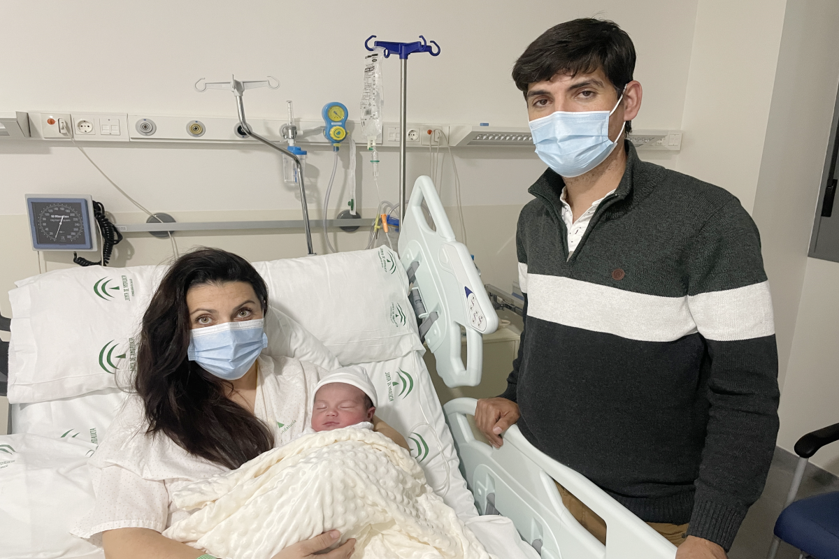 Martín junto a sus padres, Lilian y Antonio Carlos, en la habitación del Hospital.