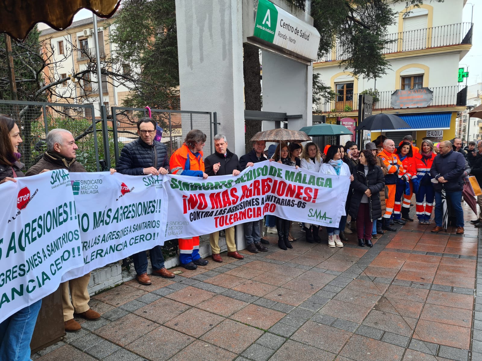 Decenas de personas se han concentrado contra las agresiones a los sanitarios.
