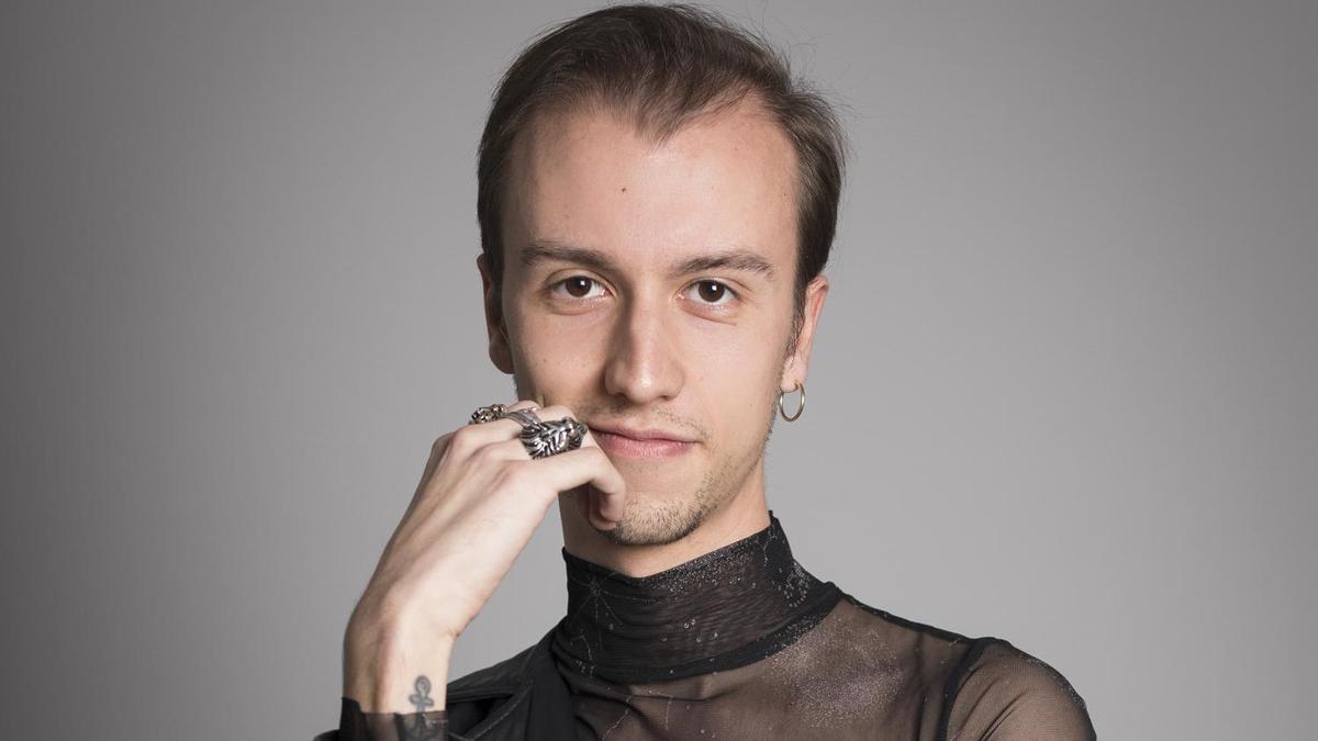 El joven diseñador rondeño busca el éxito en el mundo de la moda en París.