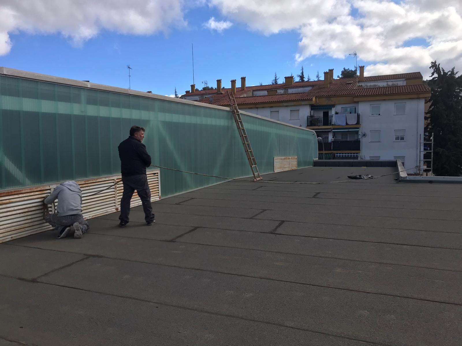 Reparan la cubierta del polideportivo de La Dehesa con una inversión de 45.000 euros