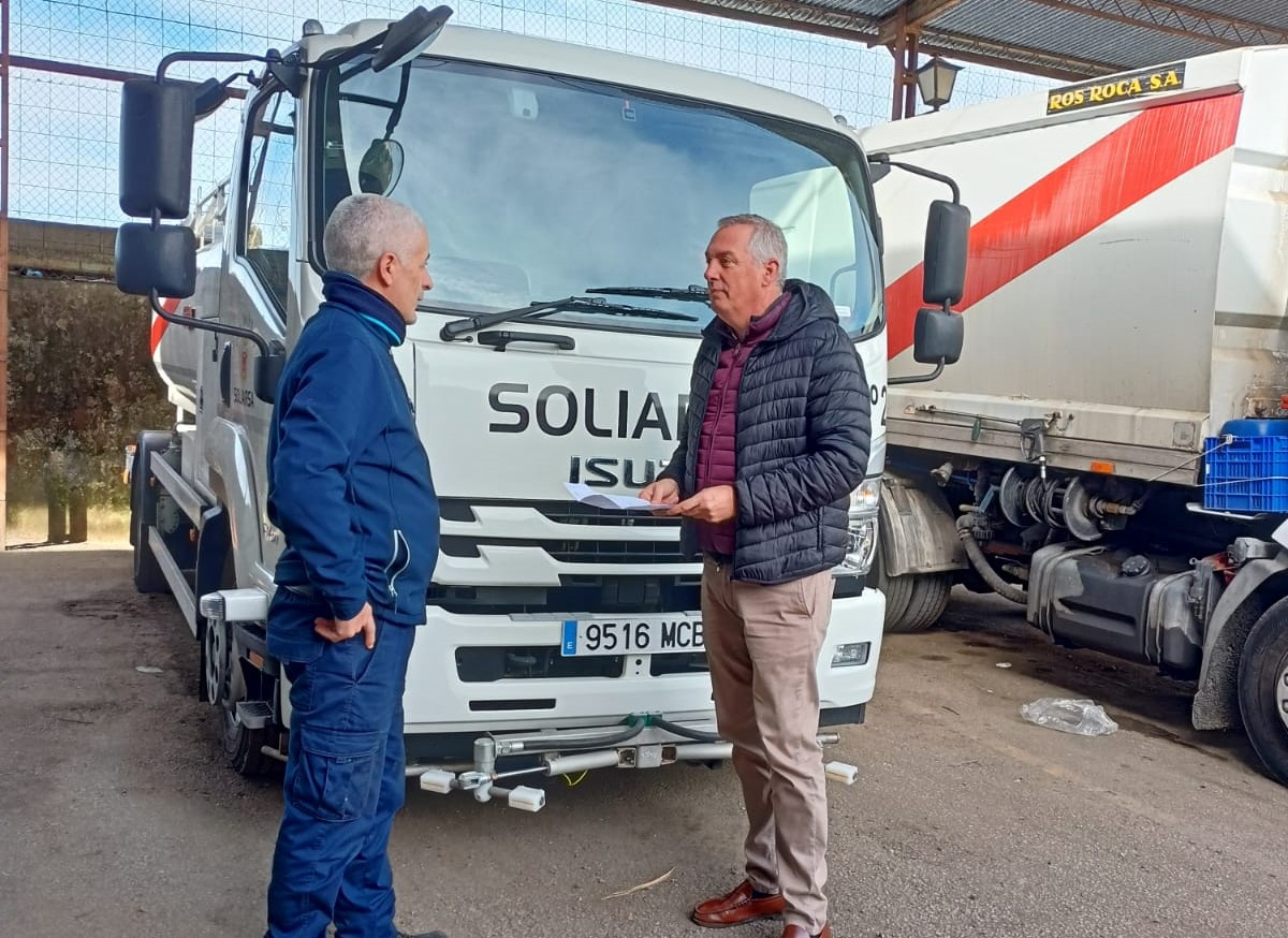 En concejal delegado de Soliarsa en las instalaciones de limpieza de la ciudad.