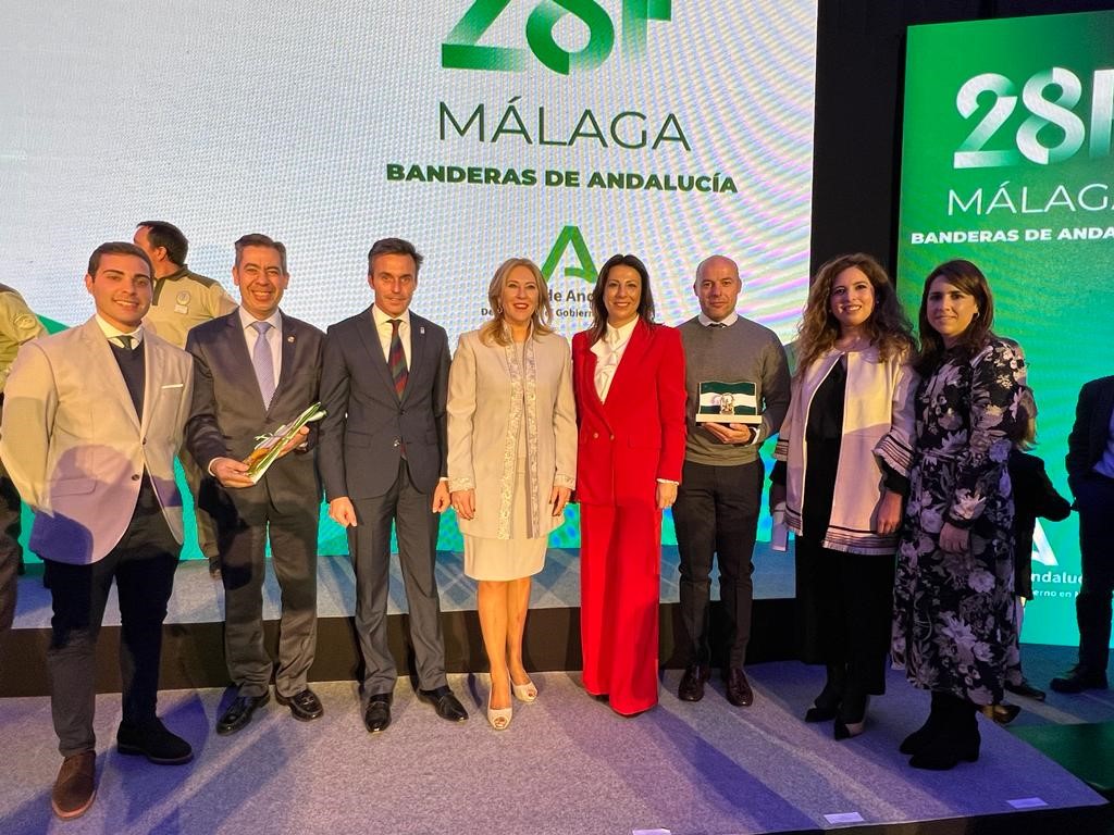 La consejera de Economía, la alcaldesa y los miembros de la Agrupación de Hermandades hoy en Málaga.
