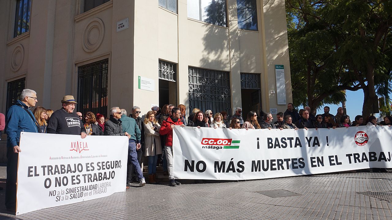 CC.OO y UGT celebran una concentración en Málaga en protesta por el trabajador fallecido en Atajate