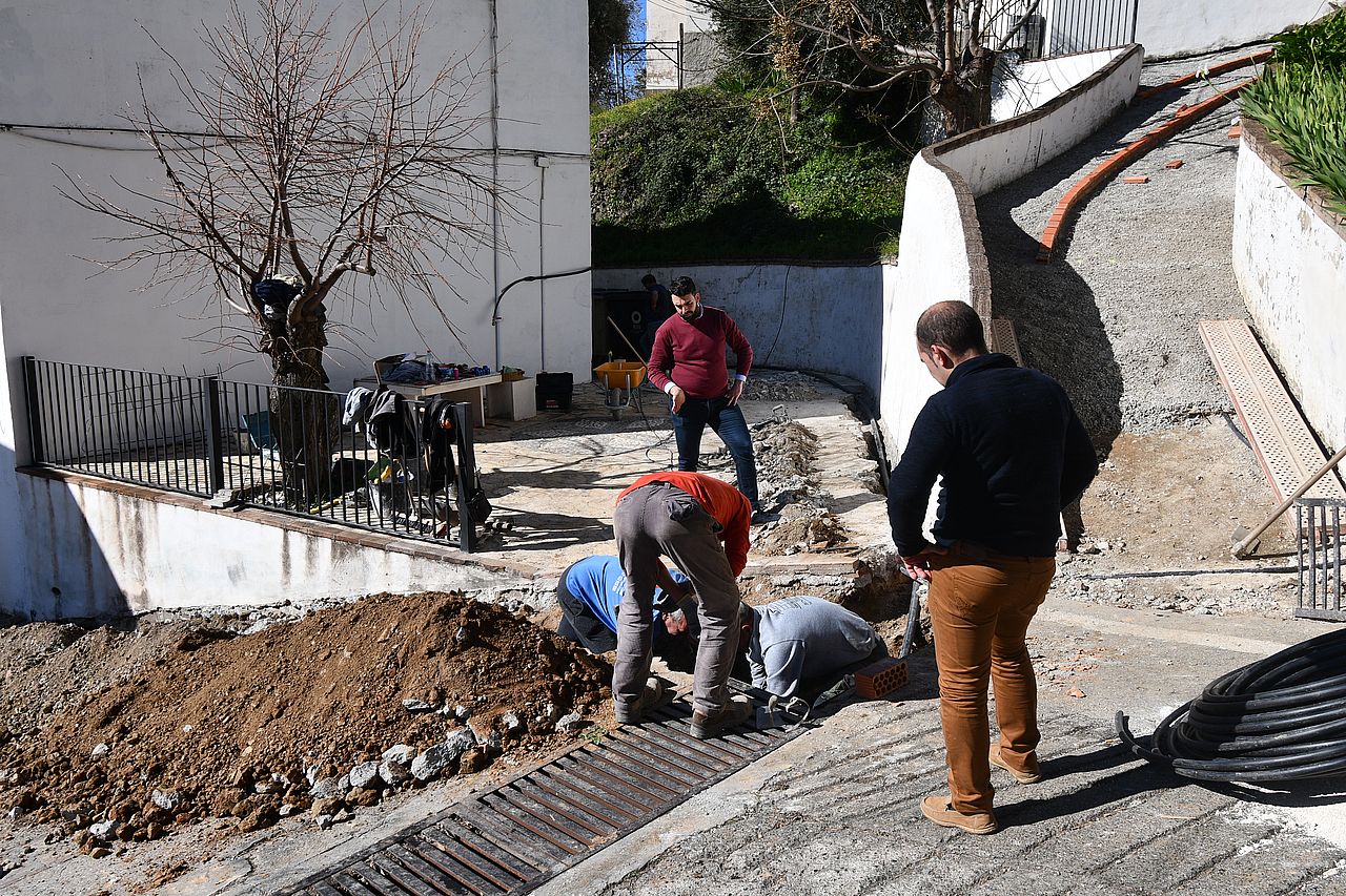 La concejal de Parques y Jardines en la barriada de Padre Jesús.