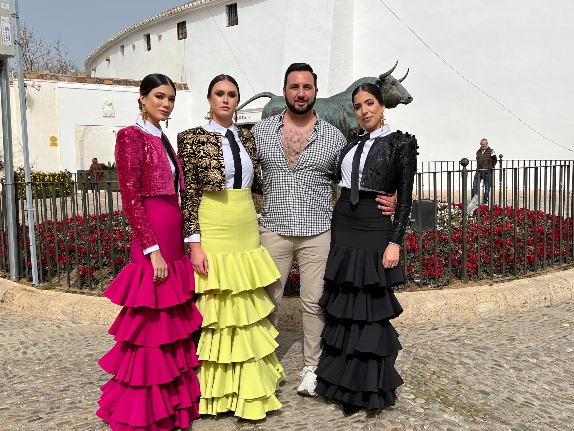 El diseñador de Lebrija con sus tres modelos, hoy en Ronda.