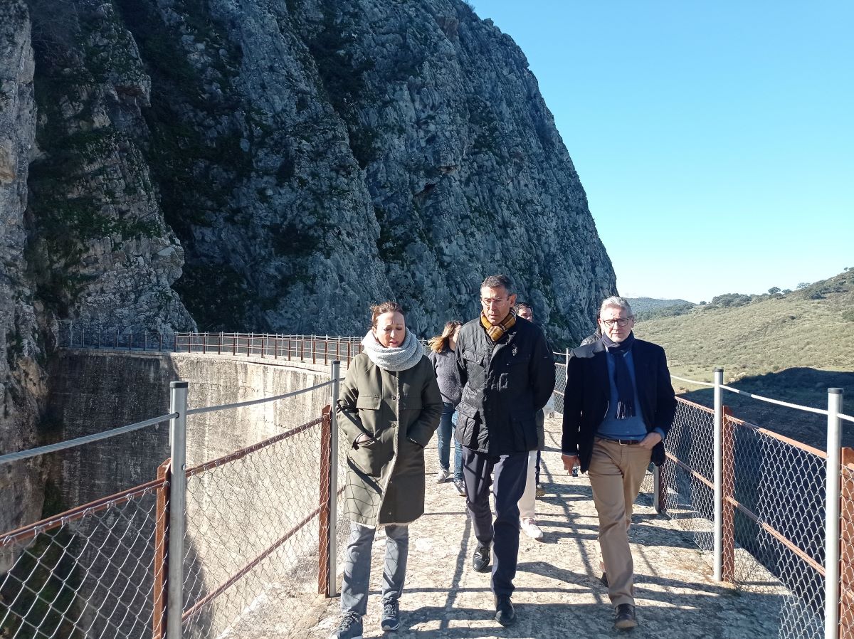 Los responsables provinciales de la Junta junto al alcalde de Montejaque recorriendo la presa.