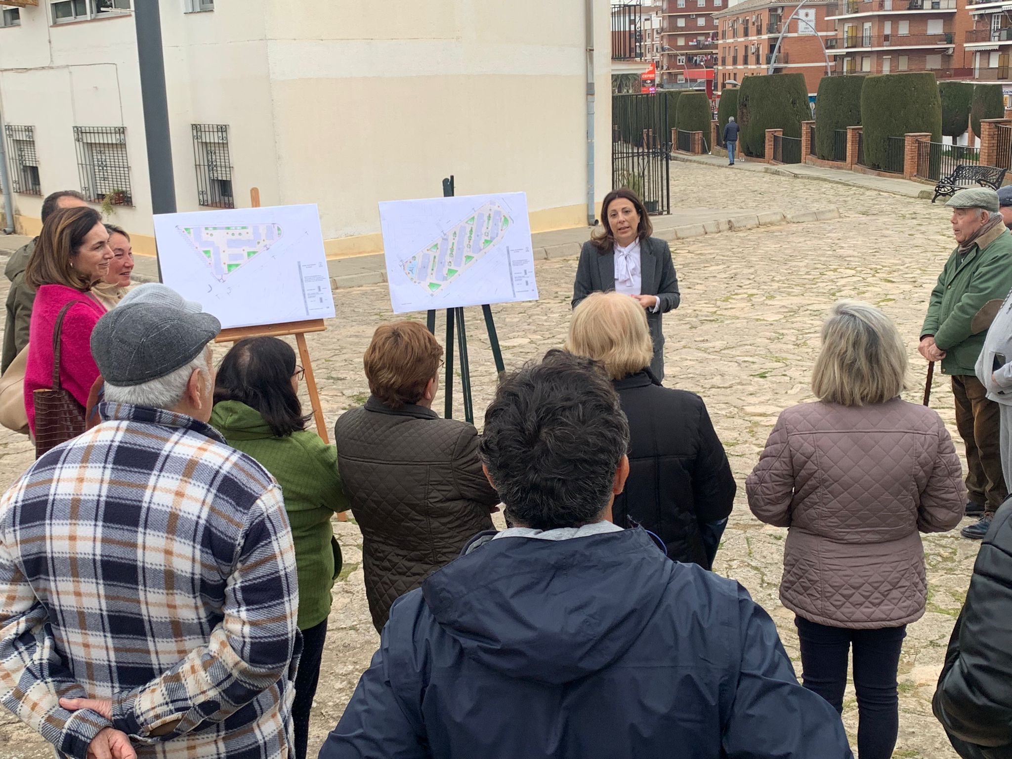 La alcaldesa ha presentado el proyecto a los vecinos de la barriada.