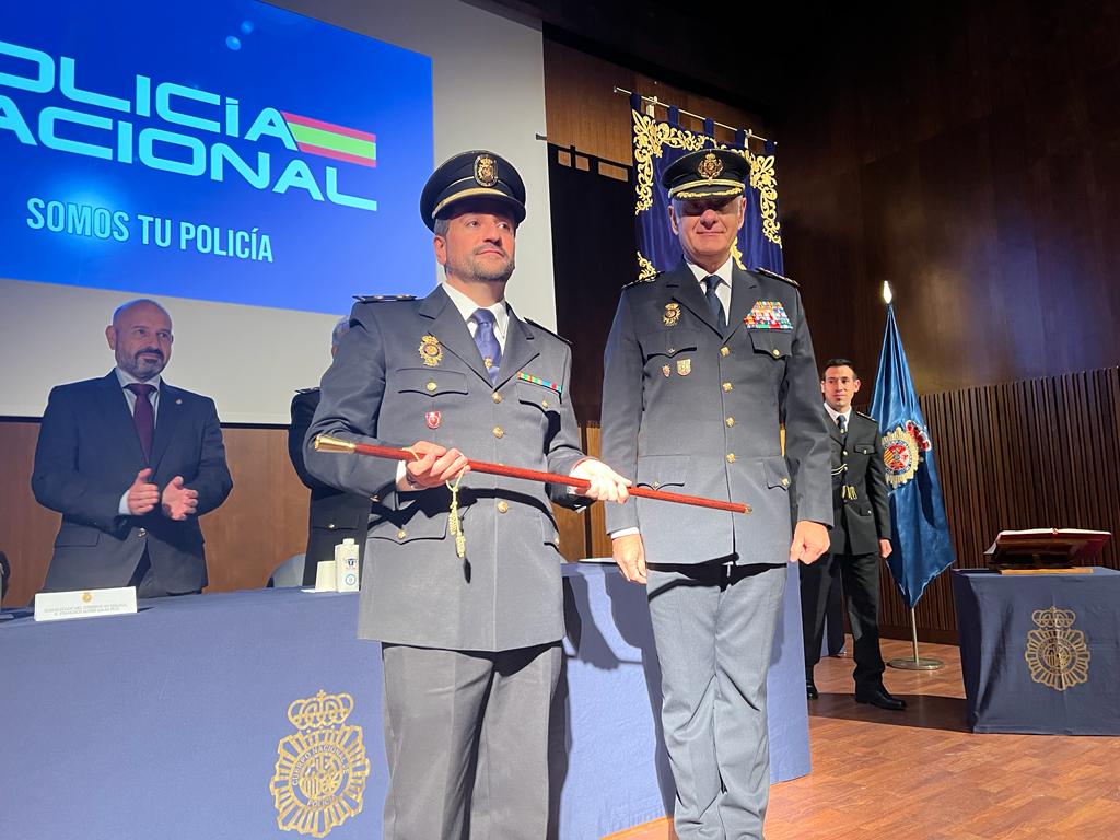Momento en el que el nuevo inspector jefe toma posesión del cargo.