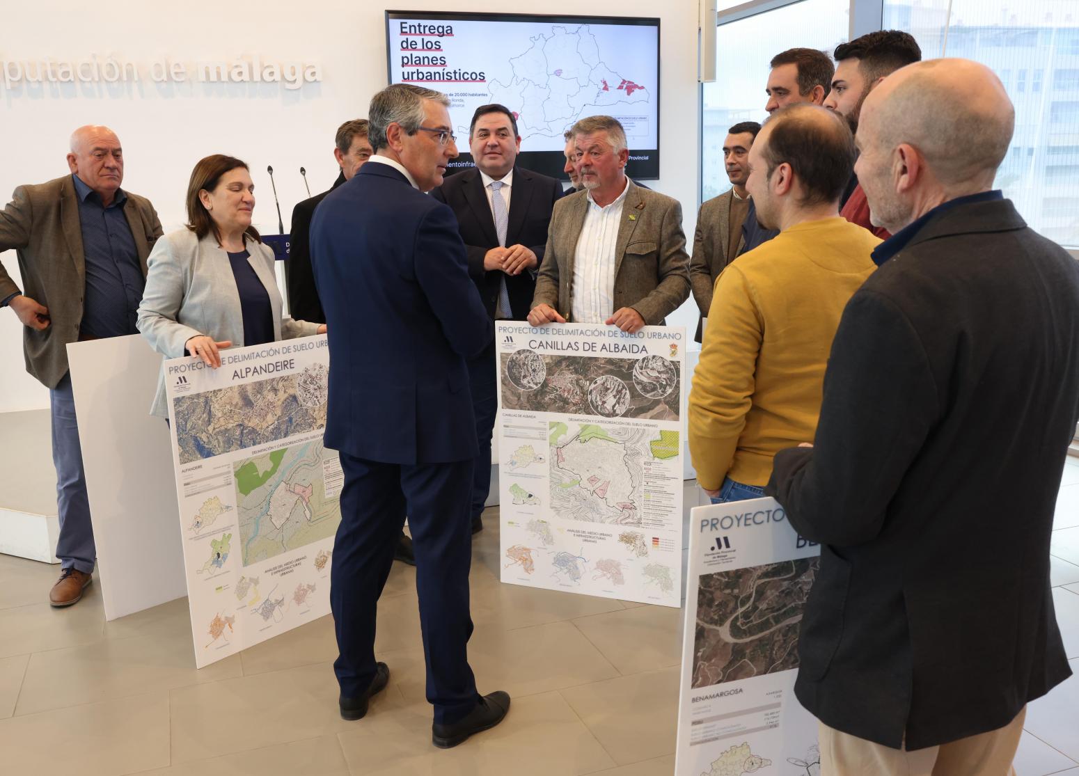 El presidente de la Diputación ha entregado los planes urbanísticos a los alcaldes.