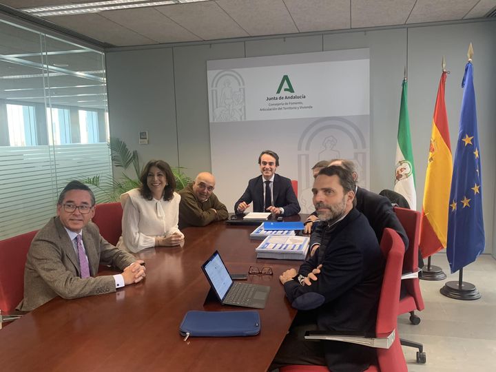 Momento de la reunión mantenida ayer en la Consejería de Fomento, en Sevilla.