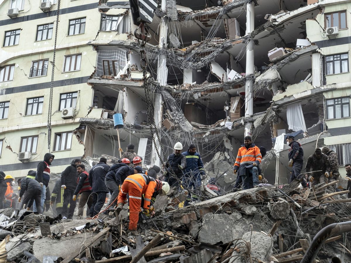 Las labores de rescate continúan en los edificios que se han desplomado con el terremoto.