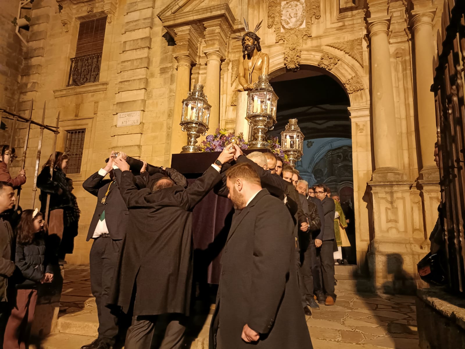 Nuestro Padre Jesús en la Columna ha presidido el Vía Crucis.