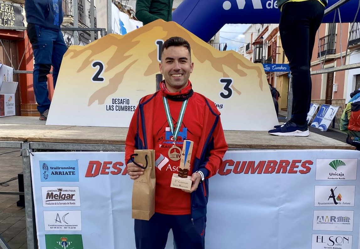 Uno de los corredores rondeños tras recibir su premio en la carrera de Arriate.