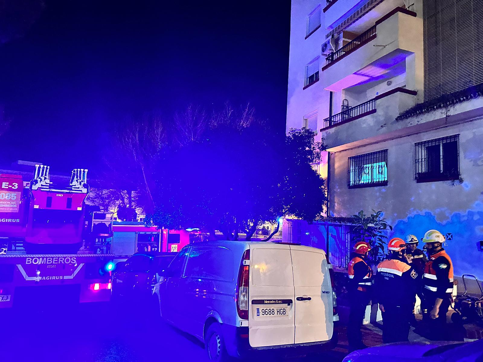 Los bomberos de Ronda han tenido que intervenir esta noche para sofocar las llamas en el piso.