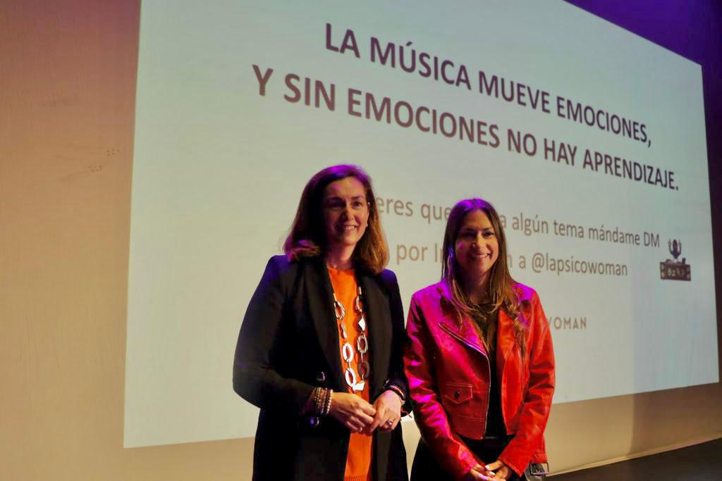 La concejala de Igualdad junto a la popular psicóloga.