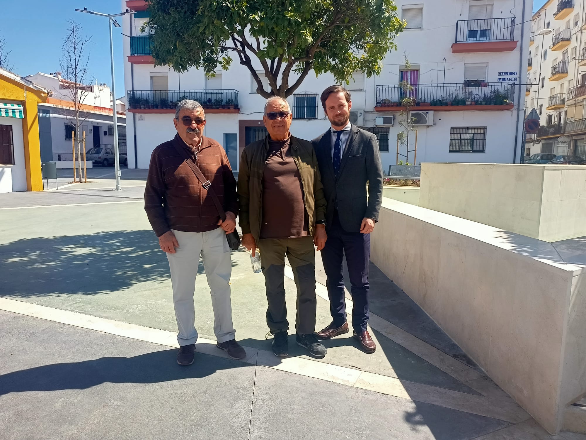 El concejal de Participación junto a responsables de la asociación vecinal.