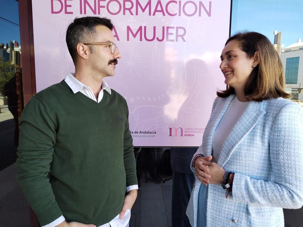 La concejal de igualdad junto a un psicólogo que ha participado en los talleres de hoy.