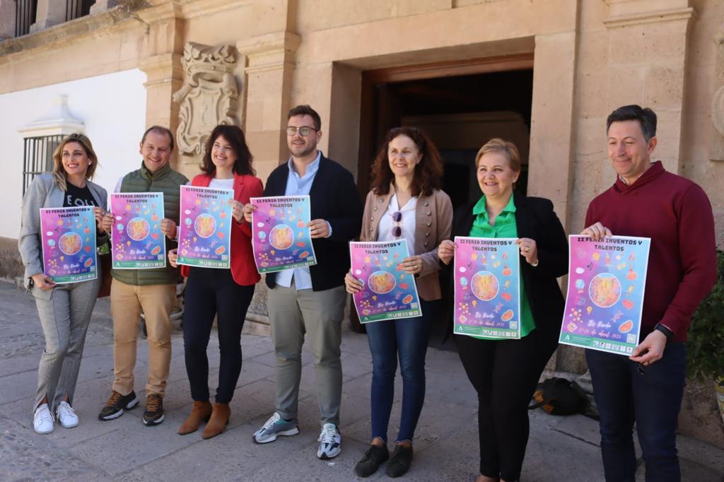 El concejal de Educación y los docentes han presentado estas jornadas sobre inventos.